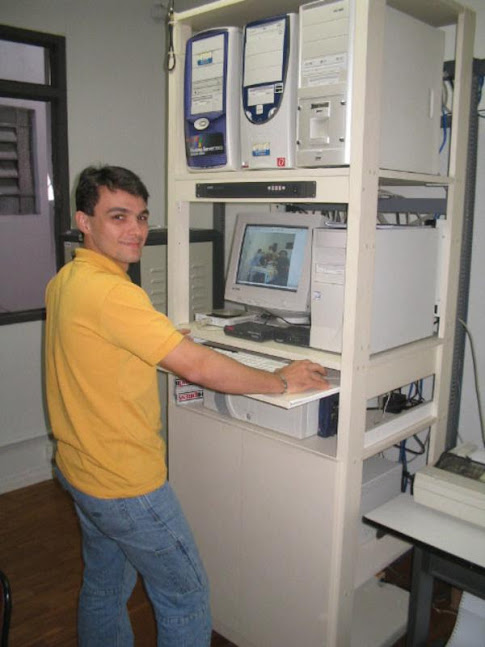 Jeferson ainda jovem, trabalhando em um rack de servidores